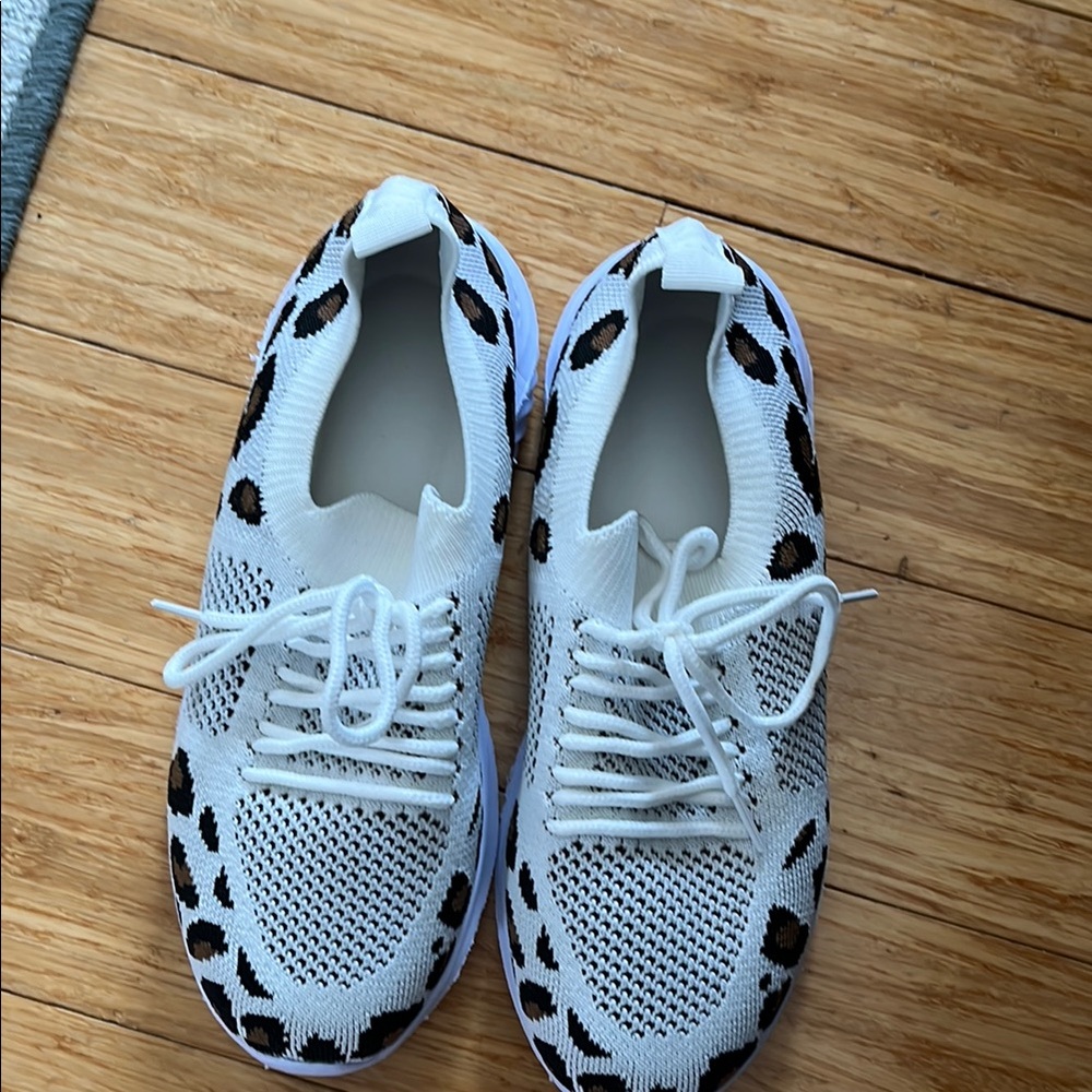 Stylish Knit Sneakers with Leopard Print
